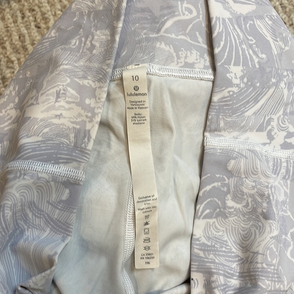 Size 10 - Lululemon Wunder Under Crop (Hi-Rise) *2 - Picture 4 of 7